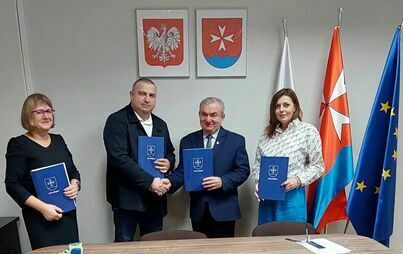 Zdjęcie do Podpisanie umowy na realizację inwestycji pn. &bdquo;Przebudowa i rozbudowa sieci wodociągowej wraz z przyłączami na odcinku Tychowo-Święte-Strachocin (obiekt Strachocin)&rdquo; w ramach Rządowego Funduszu Polski Ład: Program Inwestycji Strategicznych