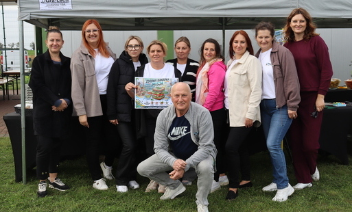 Grupa kobiet aktywnie spędzających czas